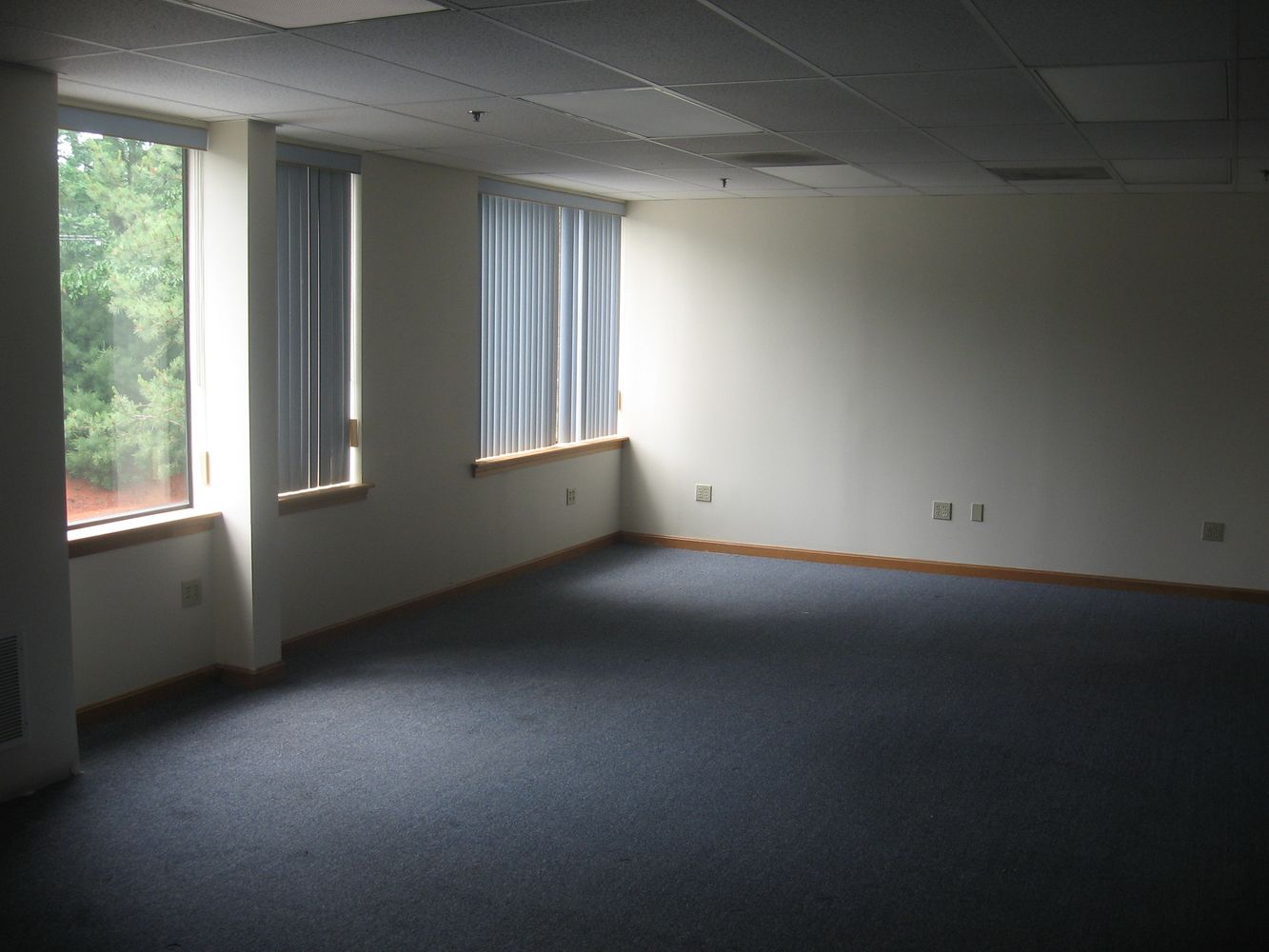 Hilltop Business Center: 136 Harvey Rd, Londonderry, NH 03053
